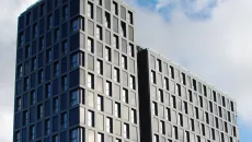 L'immeuble d'habitation de 14 étages Silo Bleu à Renens avec une façade solaire sur toutes les façades.