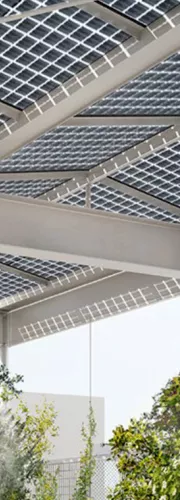 Nahaufnahme des photovoltaische Glasdachs der Primarschule Allmend auf dem geplanten “Greencity”-Areal.