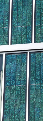Nahaufnahme der Solarfassade mit polykristallinen Zellen des Route de Berne 2 Gebäudes. 