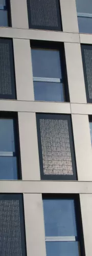 Gros plan sur la façade solaire de l'immeuble d'habitation de 14 étages Silo Bleu. 